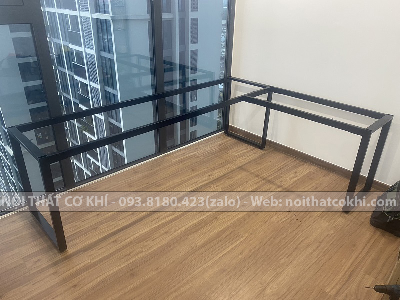 bàn làm việc chữ L chân sắt